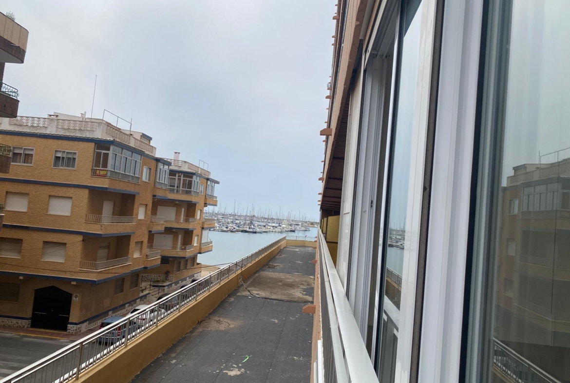 Renovated apartment on the front line of Torrevieja with lateral sea views and pool
