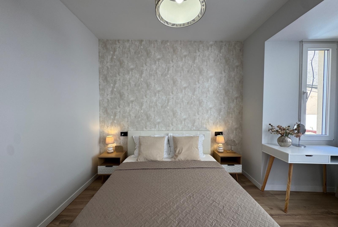 TOTALLY RENOVATED APARTMENT 20 METERS FROM THE BEACH WITH 100 M2 OF SURFACE. 3 BEDROOMS. 1 BATHROOMS.