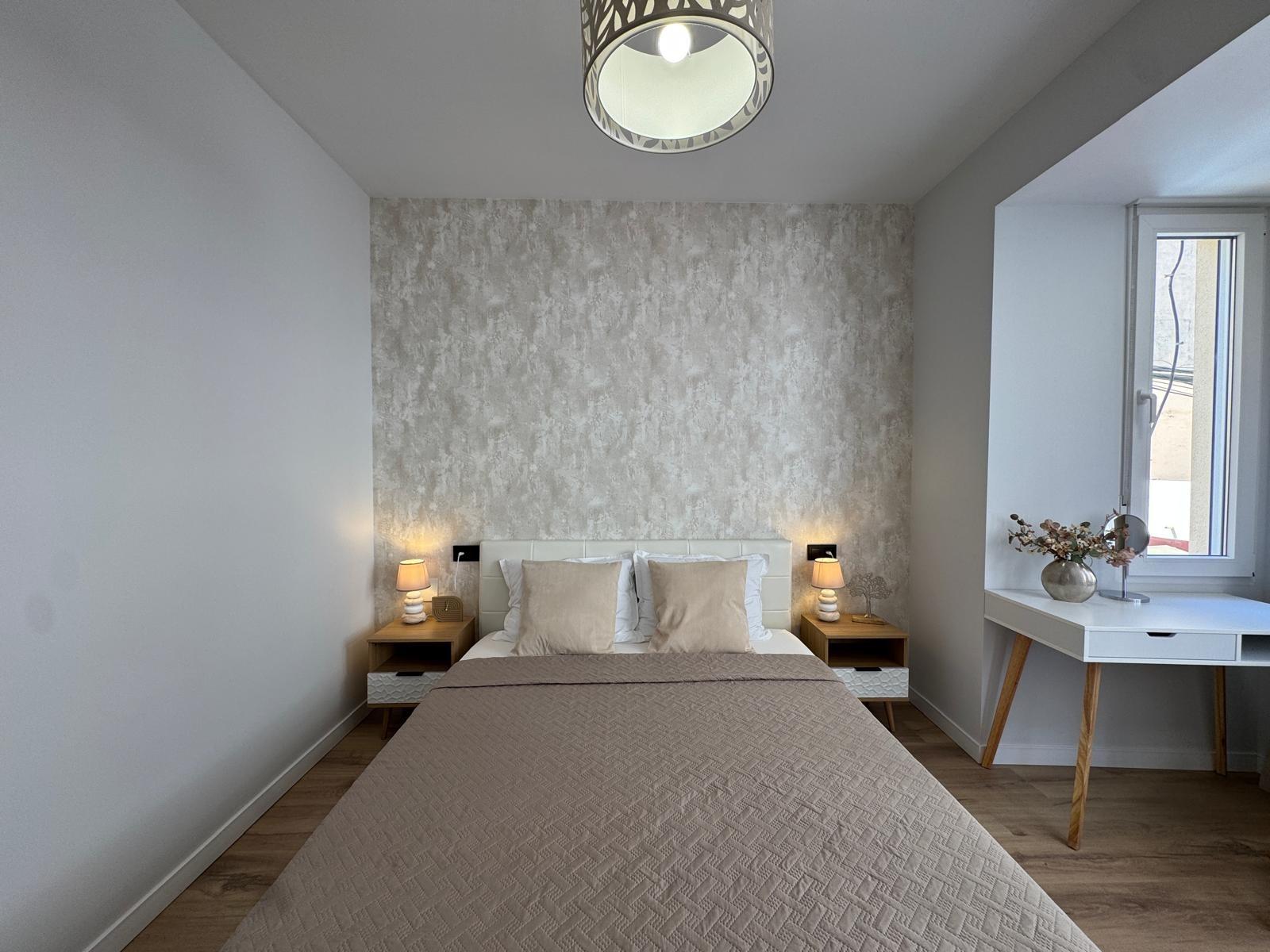 TOTALLY RENOVATED APARTMENT 20 METERS FROM THE BEACH WITH 100 M2 OF SURFACE. 3 BEDROOMS. 1 BATHROOMS.