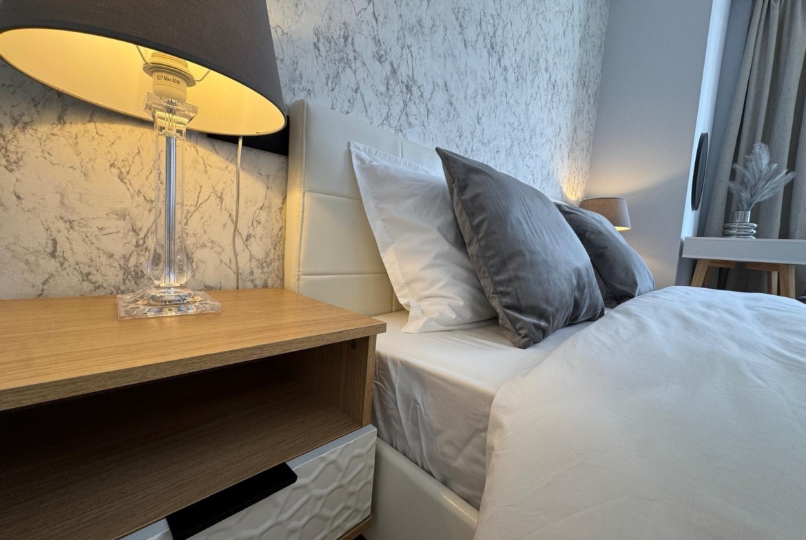 TOTALLY RENOVATED APARTMENT 20 METERS FROM THE BEACH WITH 100 M2 OF SURFACE. 3 BEDROOMS. 1 BATHROOMS.