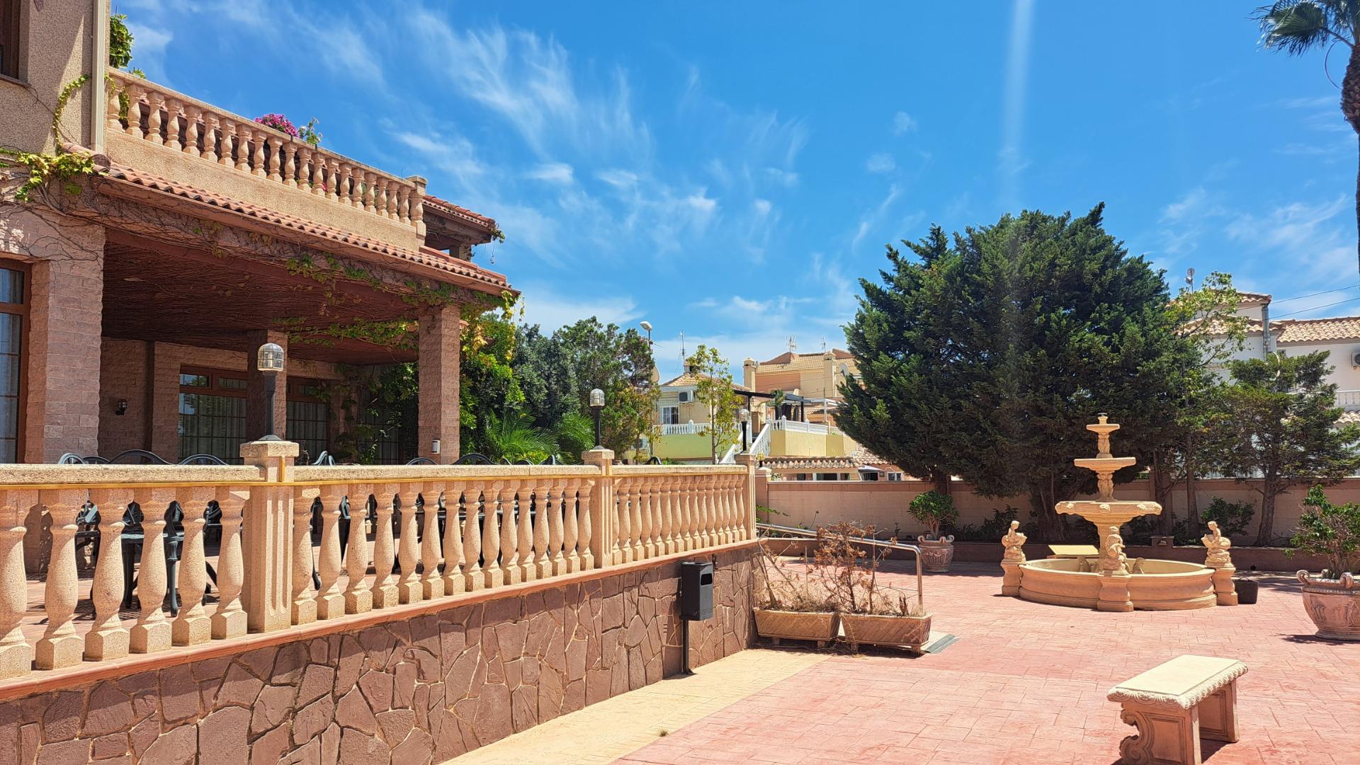 RESTAURANTE EN CABO ROIG. CON 871 M2.