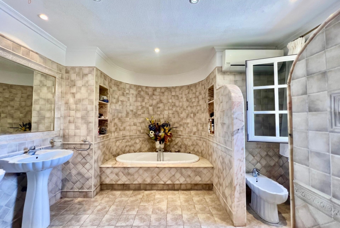 LUXURY AND LIGHT IN LOS BALCONES: YOUR VILLA WITH PRIVATE POOL AND HIGH POTENTIAL
