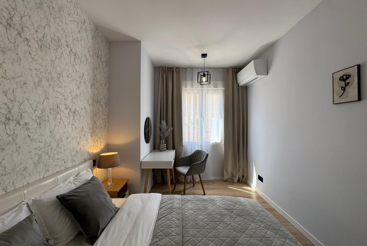 TOTALLY RENOVATED APARTMENT 20 METERS FROM THE BEACH WITH 100 M2 OF SURFACE. 3 BEDROOMS. 1 BATHROOMS.
