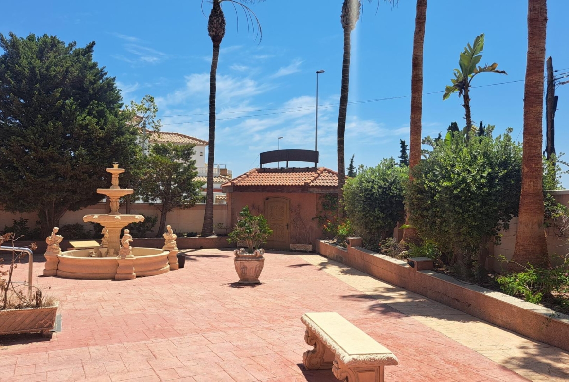 RESTAURANTE EN CABO ROIG. CON 871 M2.