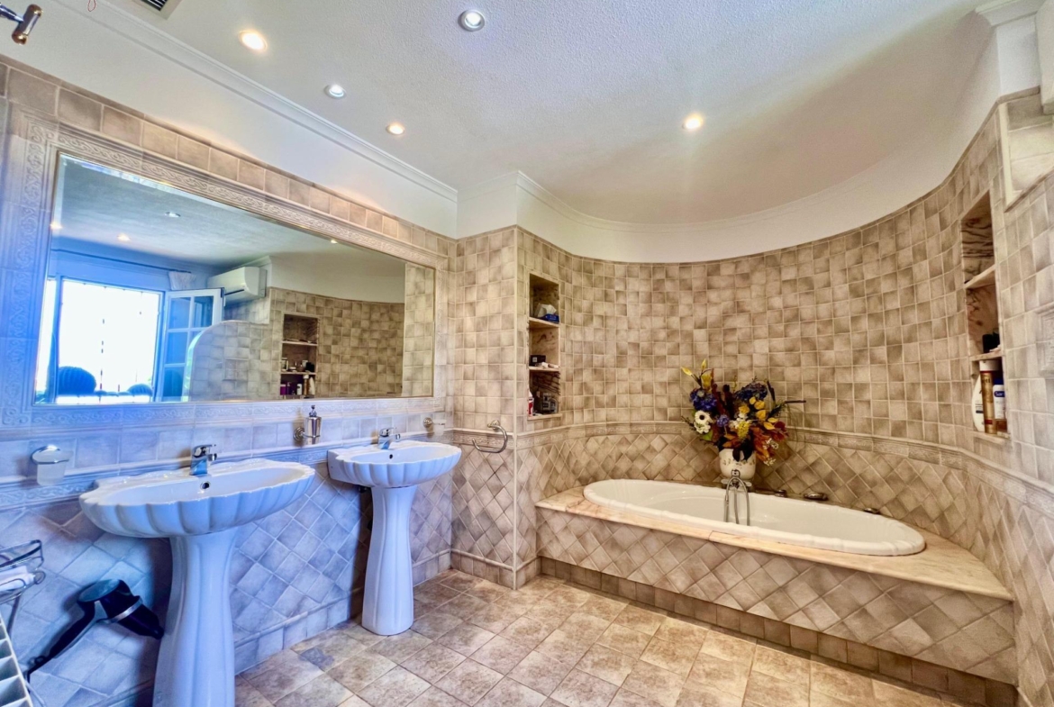 LUXURY AND LIGHT IN LOS BALCONES: YOUR VILLA WITH PRIVATE POOL AND HIGH POTENTIAL