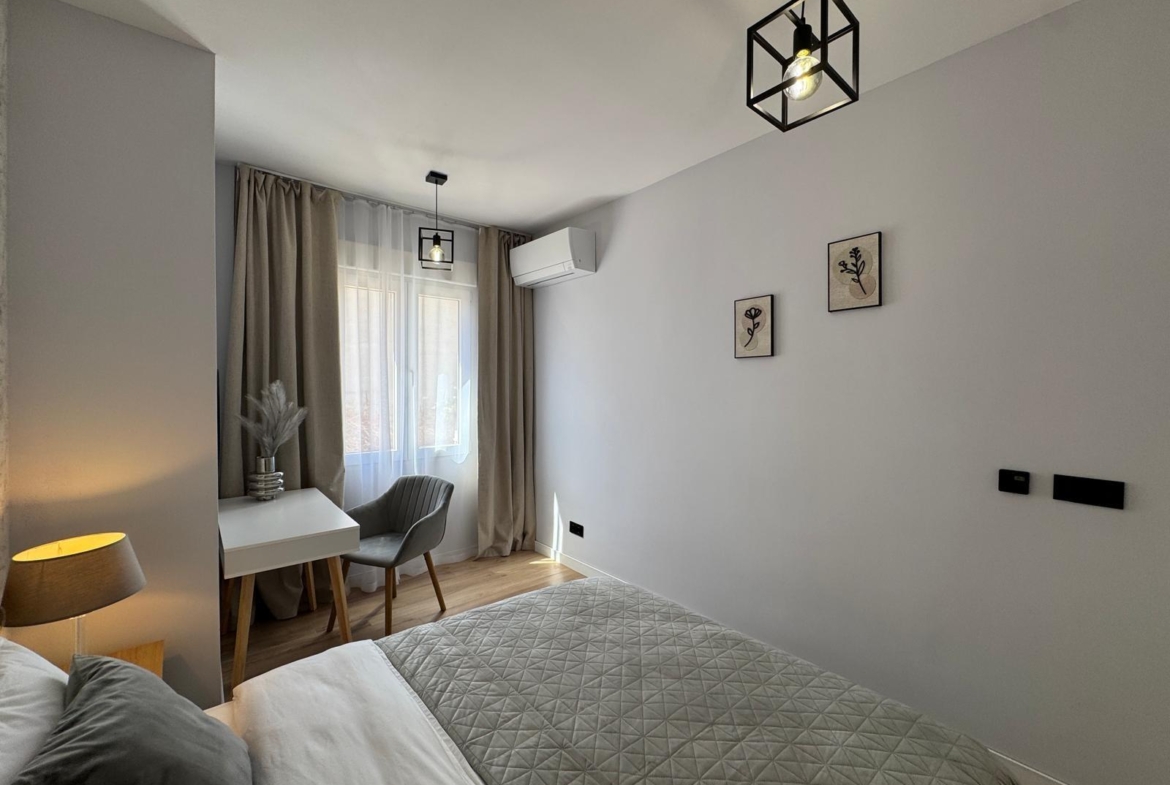 TOTALLY RENOVATED APARTMENT 20 METERS FROM THE BEACH WITH 100 M2 OF SURFACE. 3 BEDROOMS. 1 BATHROOMS.