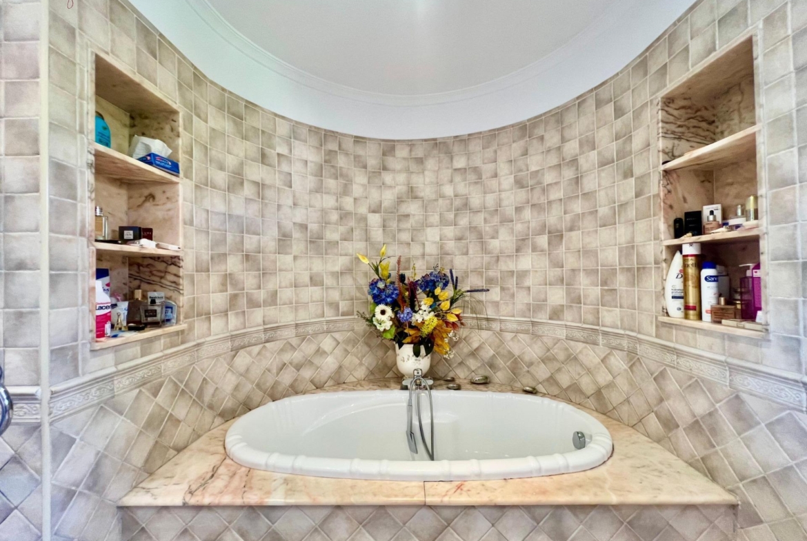 LUXURY AND LIGHT IN LOS BALCONES: YOUR VILLA WITH PRIVATE POOL AND HIGH POTENTIAL