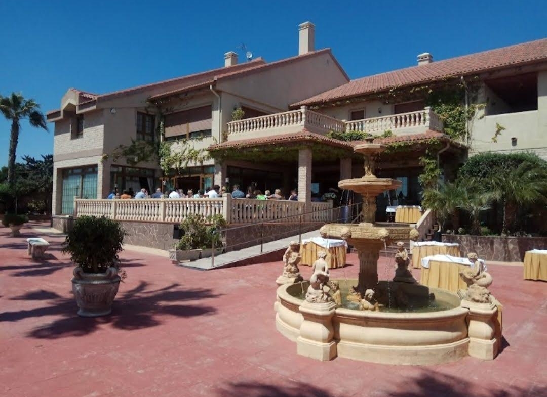 RESTAURANTE EN CABO ROIG. CON 871 M2.