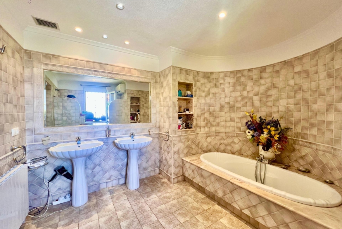 LUXURY AND LIGHT IN LOS BALCONES: YOUR VILLA WITH PRIVATE POOL AND HIGH POTENTIAL