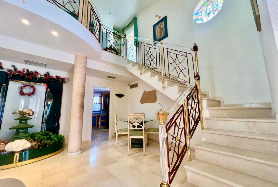 LUXURY AND LIGHT IN LOS BALCONES: YOUR VILLA WITH PRIVATE POOL AND HIGH POTENTIAL