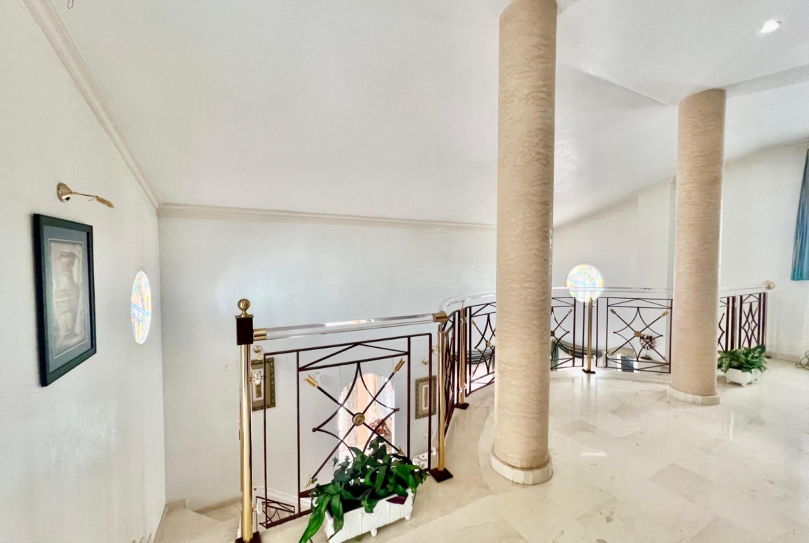 LUXURY AND LIGHT IN LOS BALCONES: YOUR VILLA WITH PRIVATE POOL AND HIGH POTENTIAL