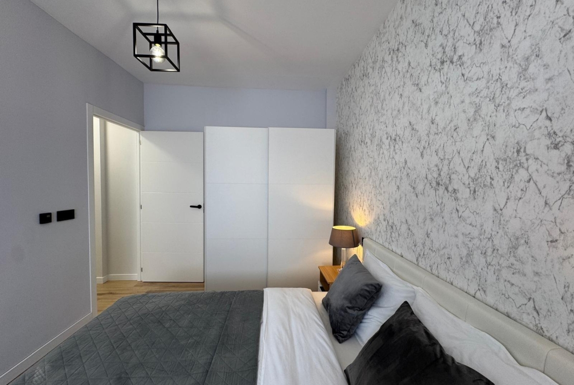 TOTALLY RENOVATED APARTMENT 20 METERS FROM THE BEACH WITH 100 M2 OF SURFACE. 3 BEDROOMS. 1 BATHROOMS.