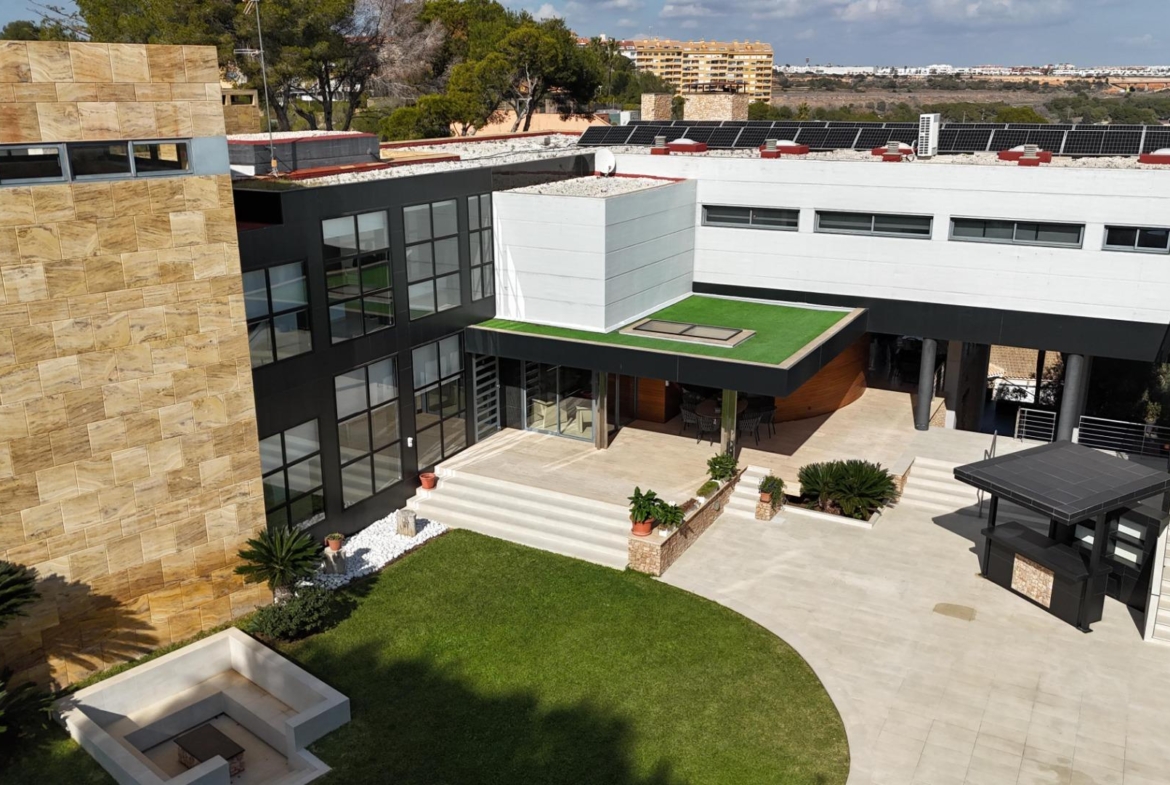 ESPECTACULAR VILLA EN CAMPOAMOR DE 847 M2 DE CASA Y 1500 M2 DE PARCELA. 7 DORM. 8 BAÑOS. PLAYA 750 M