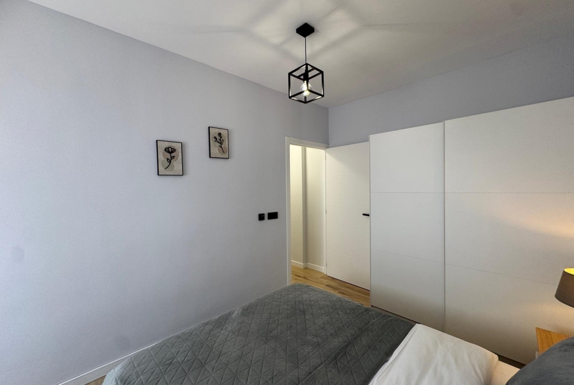 TOTALLY RENOVATED APARTMENT 20 METERS FROM THE BEACH WITH 100 M2 OF SURFACE. 3 BEDROOMS. 1 BATHROOMS.