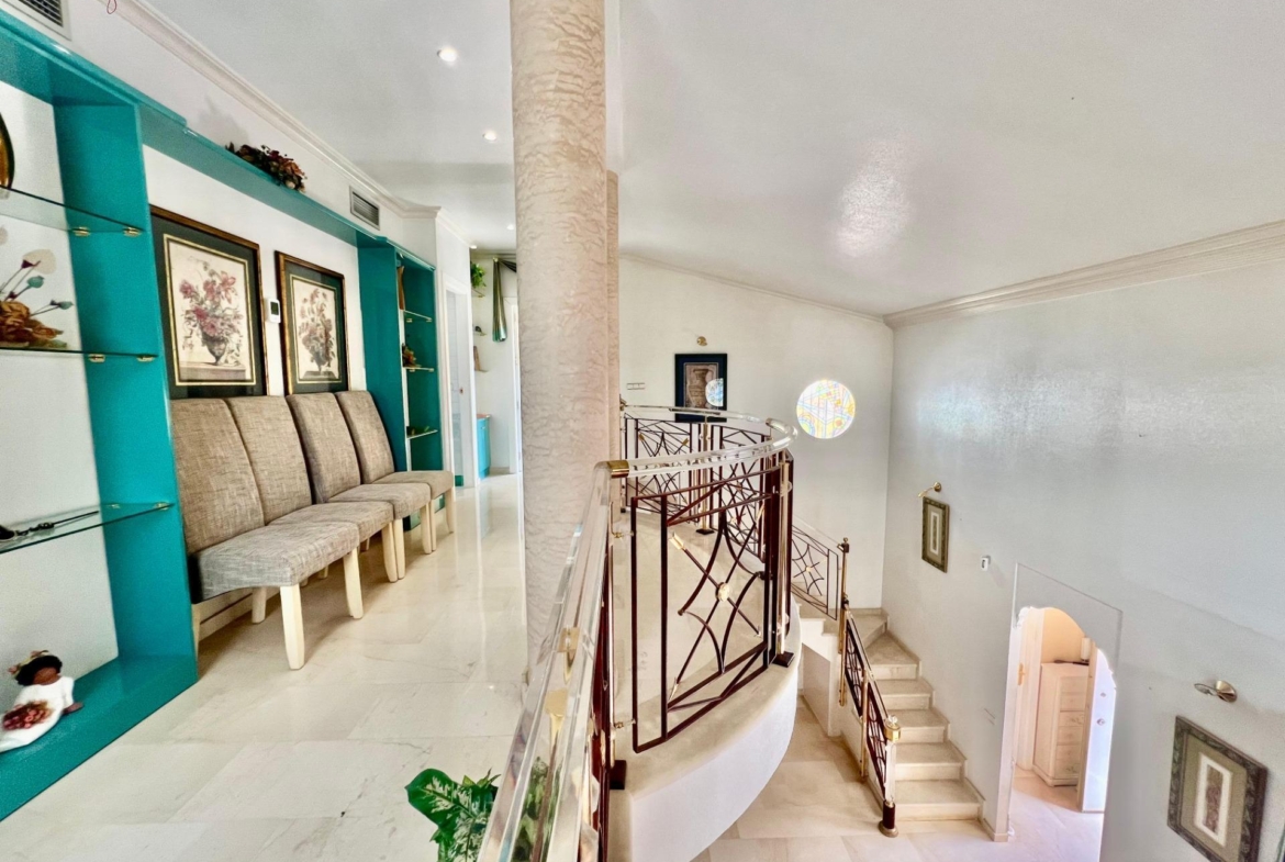 LUXURY AND LIGHT IN LOS BALCONES: YOUR VILLA WITH PRIVATE POOL AND HIGH POTENTIAL