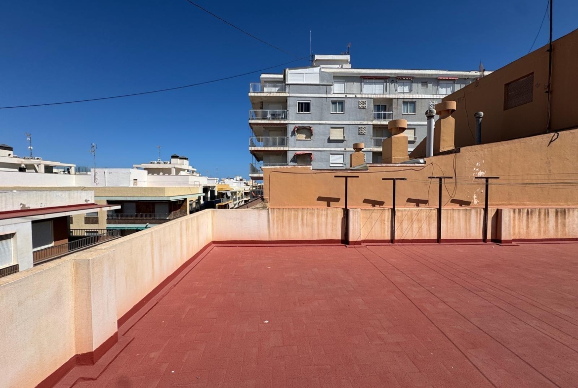 TOTALLY RENOVATED APARTMENT 20 METERS FROM THE BEACH WITH 100 M2 OF SURFACE. 3 BEDROOMS. 1 BATHROOMS.