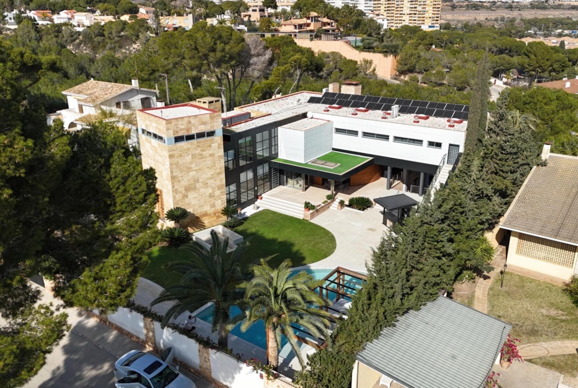 ESPECTACULAR VILLA EN CAMPOAMOR DE 847 M2 DE CASA Y 1500 M2 DE PARCELA. 7 DORM. 8 BAÑOS. PLAYA 750 M
