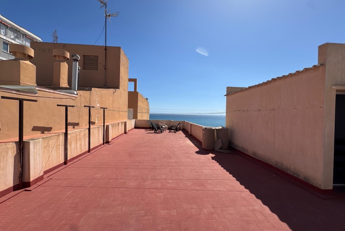 TOTALLY RENOVATED APARTMENT 20 METERS FROM THE BEACH WITH 100 M2 OF SURFACE. 3 BEDROOMS. 1 BATHROOMS.