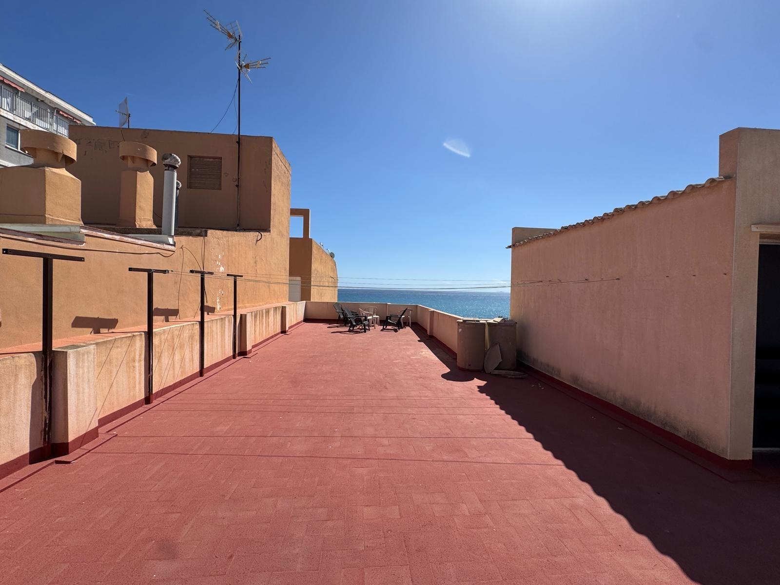 TOTALLY RENOVATED APARTMENT 20 METERS FROM THE BEACH WITH 100 M2 OF SURFACE. 3 BEDROOMS. 1 BATHROOMS.