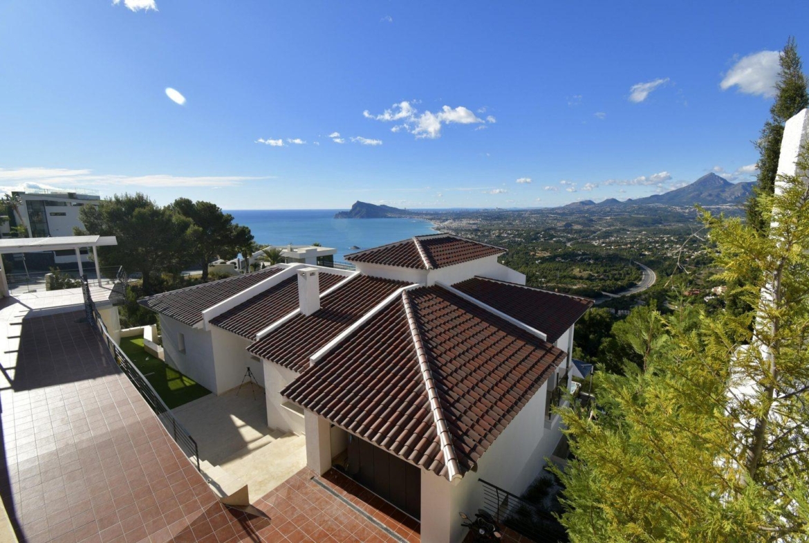 Luxury villa with views of the sea and the mountains
