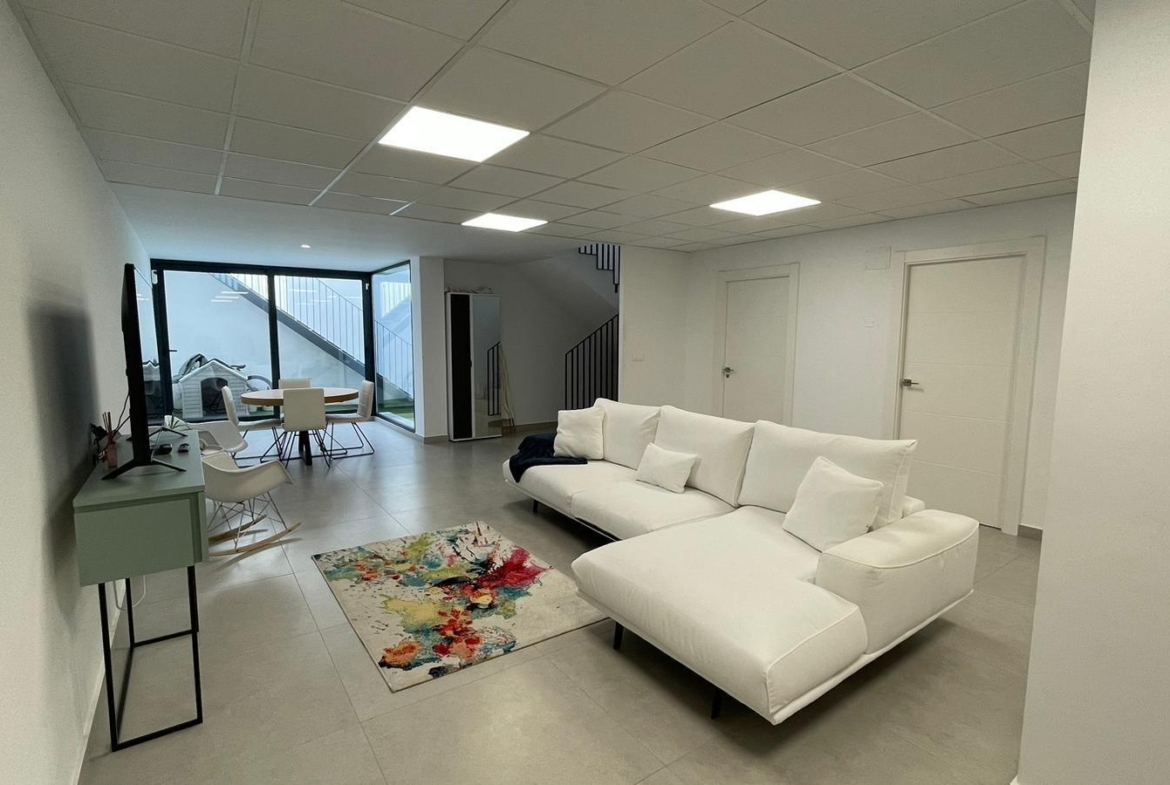 SPECTACULAIR MODERN TORN KEY VILLA
