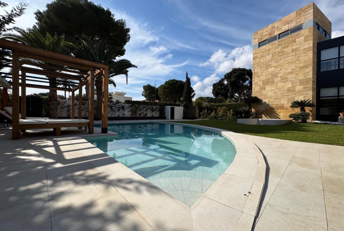 ESPECTACULAR VILLA EN CAMPOAMOR DE 847 M2 DE CASA Y 1500 M2 DE PARCELA. 7 DORM. 8 BAÑOS. PLAYA 750 M