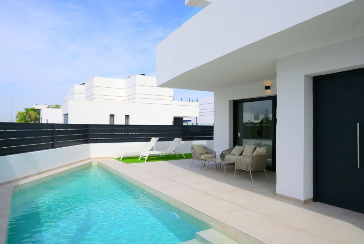 EXCLUSIVITY AND WELL-BEING: VILLA WITH GARDEN AND PRIVATE GARAGE