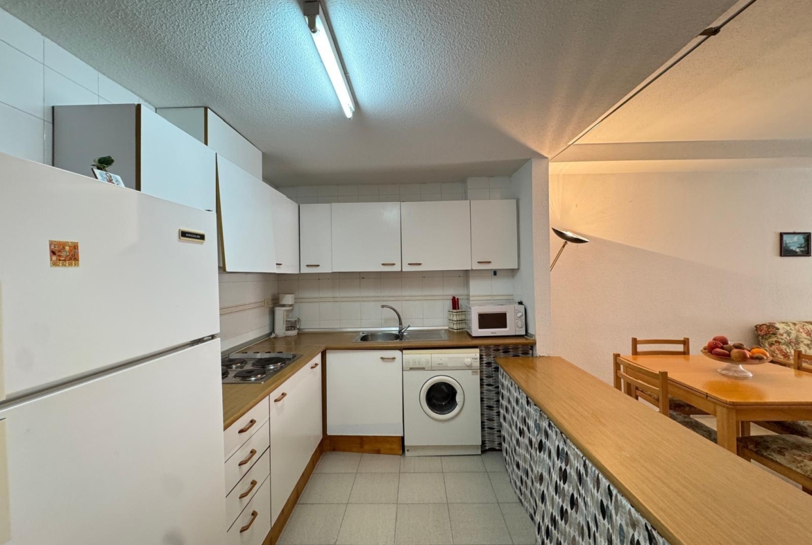 AMPLIO APARTAMENTO DE 99 M2 A 350 METROS DE PLAYA DEL CURA. 2 DORM. 1 BAÑO.