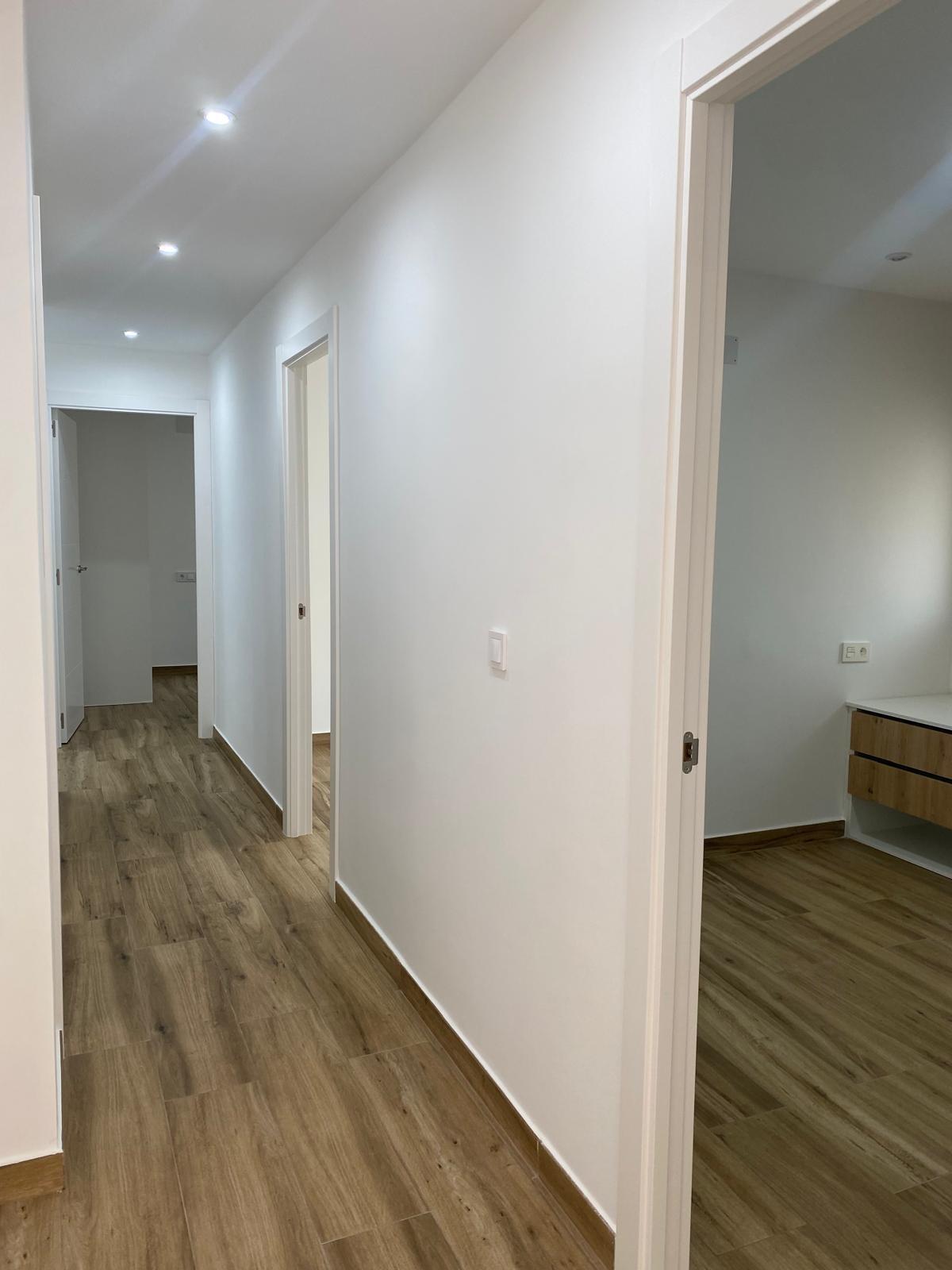 Renovated apartment on the front line of Torrevieja with lateral sea views and pool