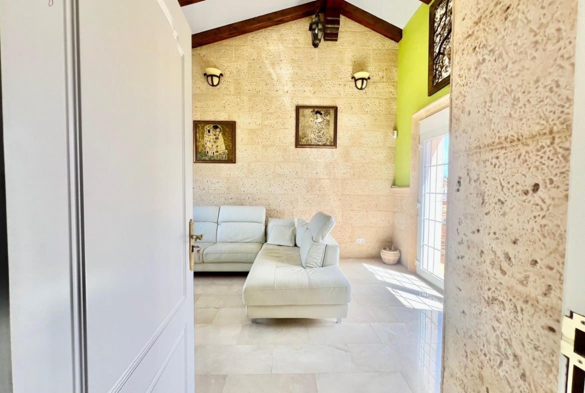 LUXURY AND LIGHT IN LOS BALCONES: YOUR VILLA WITH PRIVATE POOL AND HIGH POTENTIAL