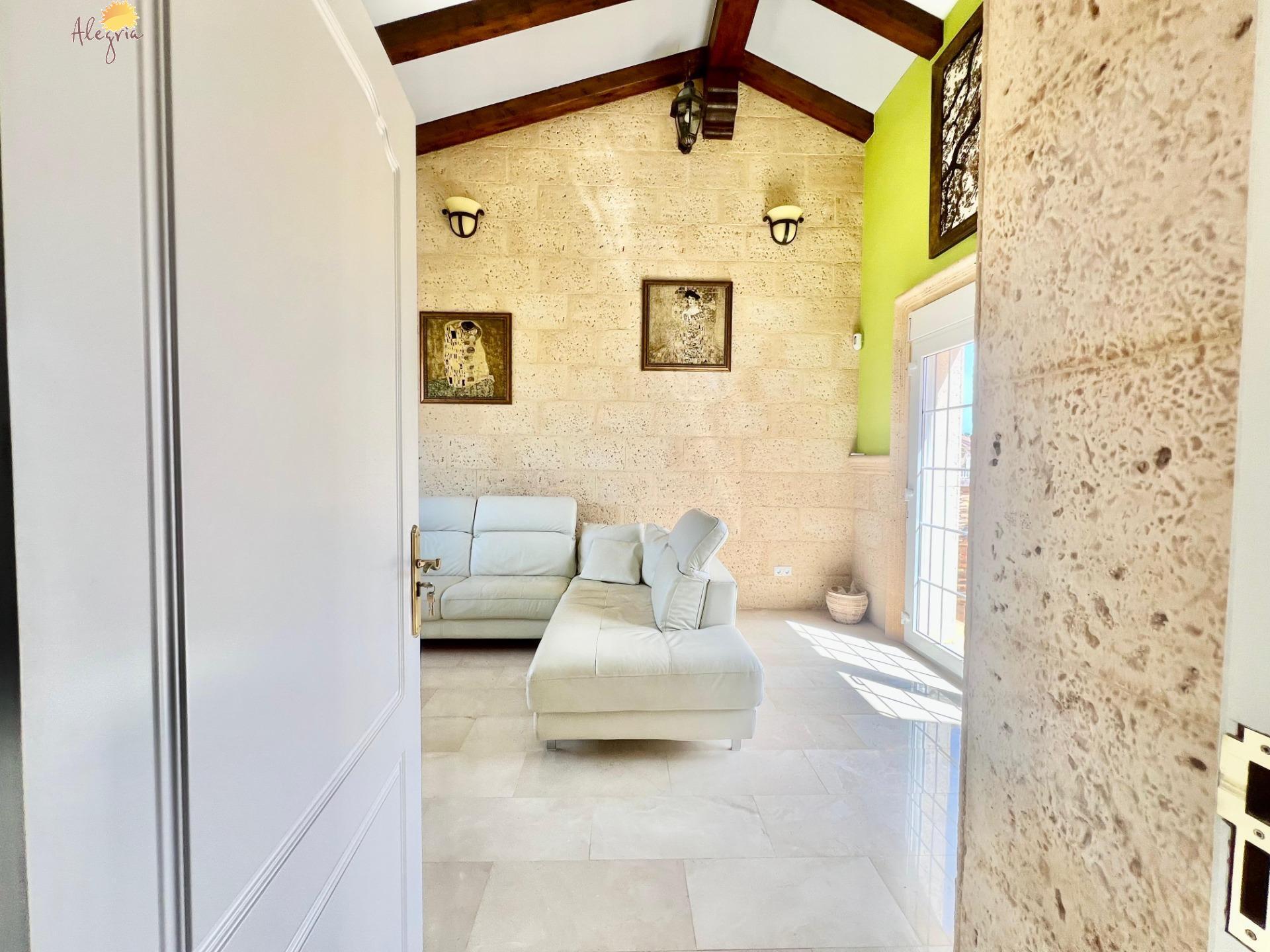 LUXURY AND LIGHT IN LOS BALCONES: YOUR VILLA WITH PRIVATE POOL AND HIGH POTENTIAL