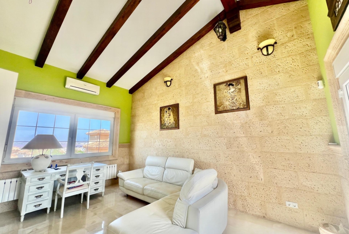 LUXURY AND LIGHT IN LOS BALCONES: YOUR VILLA WITH PRIVATE POOL AND HIGH POTENTIAL