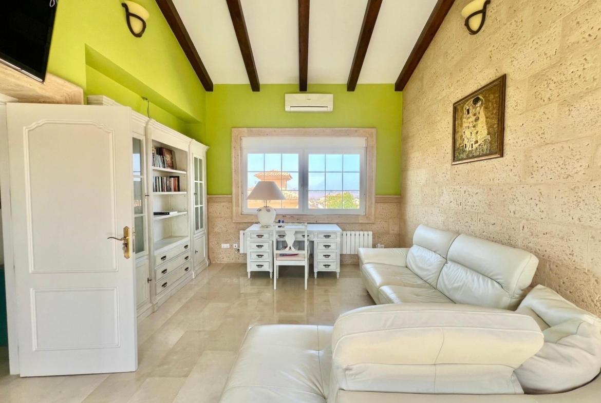LUXURY AND LIGHT IN LOS BALCONES: YOUR VILLA WITH PRIVATE POOL AND HIGH POTENTIAL