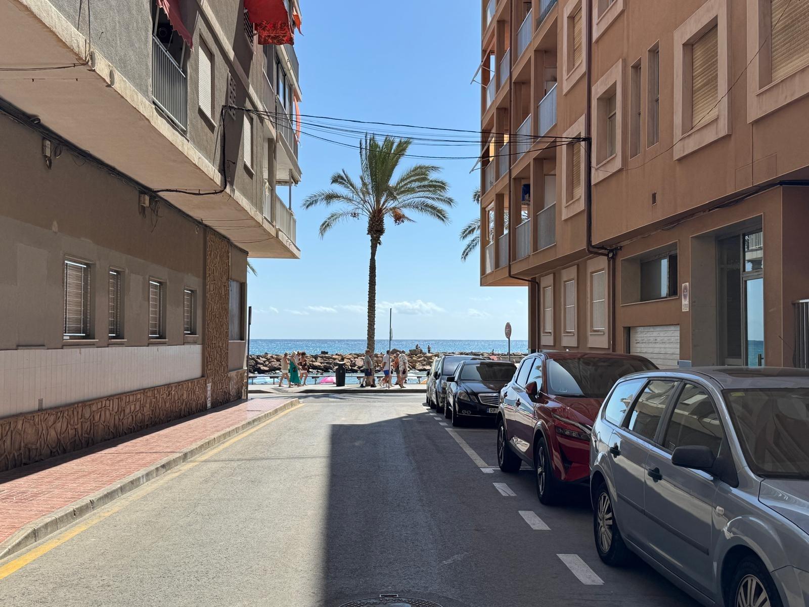 TOTALLY RENOVATED APARTMENT 20 METERS FROM THE BEACH WITH 100 M2 OF SURFACE. 3 BEDROOMS. 1 BATHROOMS.