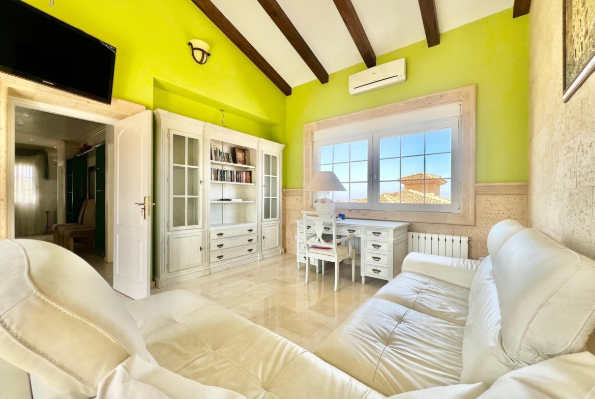 LUXURY AND LIGHT IN LOS BALCONES: YOUR VILLA WITH PRIVATE POOL AND HIGH POTENTIAL