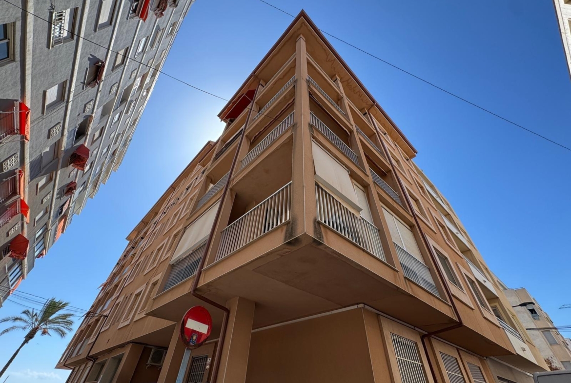 TOTALLY RENOVATED APARTMENT 20 METERS FROM THE BEACH WITH 100 M2 OF SURFACE. 3 BEDROOMS. 1 BATHROOMS.