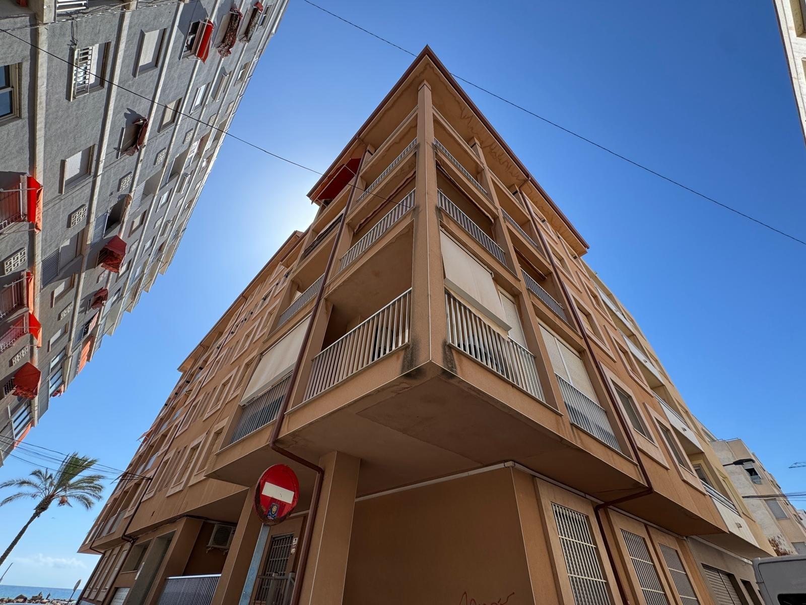 TOTALLY RENOVATED APARTMENT 20 METERS FROM THE BEACH WITH 100 M2 OF SURFACE. 3 BEDROOMS. 1 BATHROOMS.