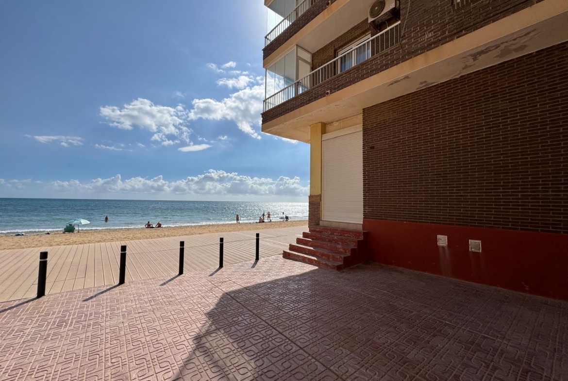 REFORMADO APADRAMENTO EN LA PRIMERA LINEA DE LA MATA CON VISTAS AL MAART 3 DORM. 2 BAÑOS. SUPERFICIE 105 M2.