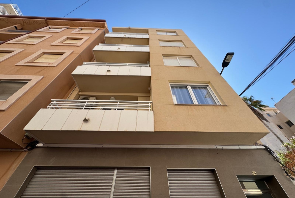 TOTALLY RENOVATED APARTMENT 20 METERS FROM THE BEACH WITH 100 M2 OF SURFACE. 3 BEDROOMS. 1 BATHROOMS.