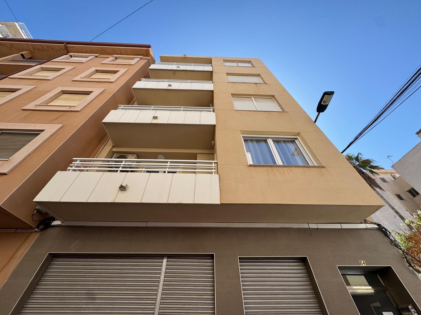 TOTALLY RENOVATED APARTMENT 20 METERS FROM THE BEACH WITH 100 M2 OF SURFACE. 3 BEDROOMS. 1 BATHROOMS.