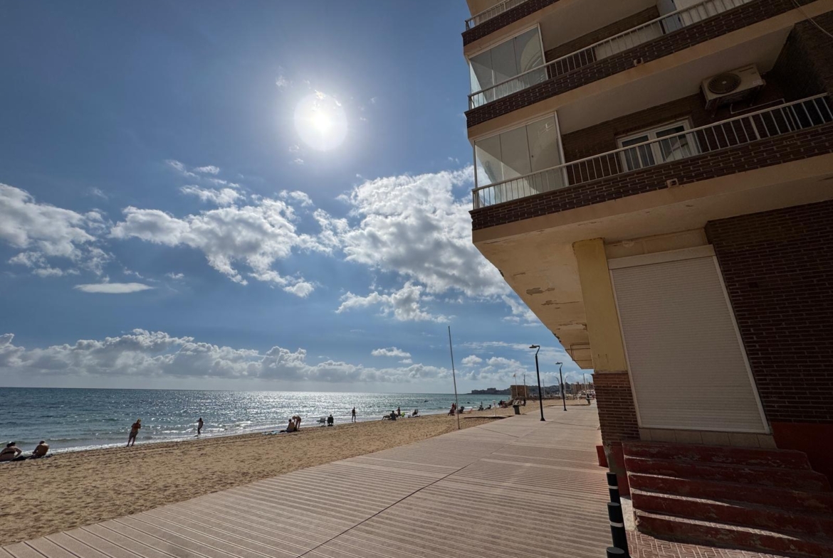 REFORMADO APADRAMENTO EN LA PRIMERA LINEA DE LA MATA CON VISTAS AL MAART 3 DORM. 2 BAÑOS. SUPERFICIE 105 M2.