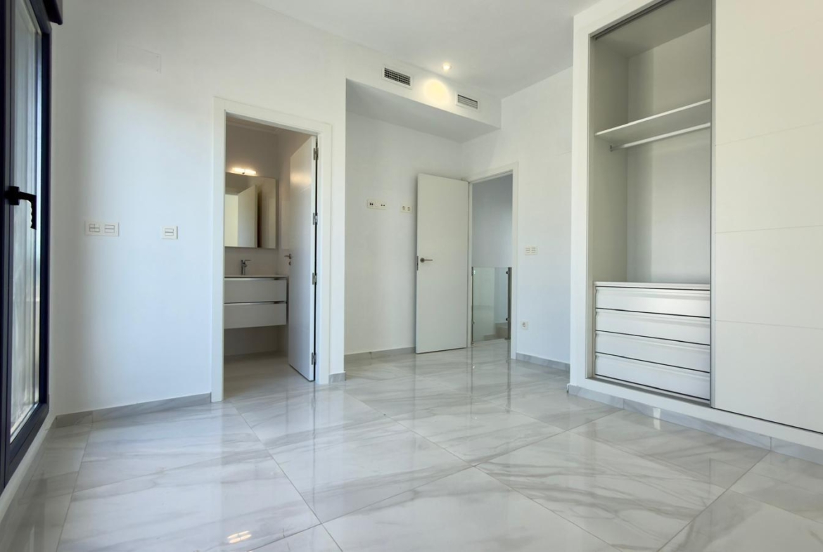 Exclusive villa in Polop with mountain views