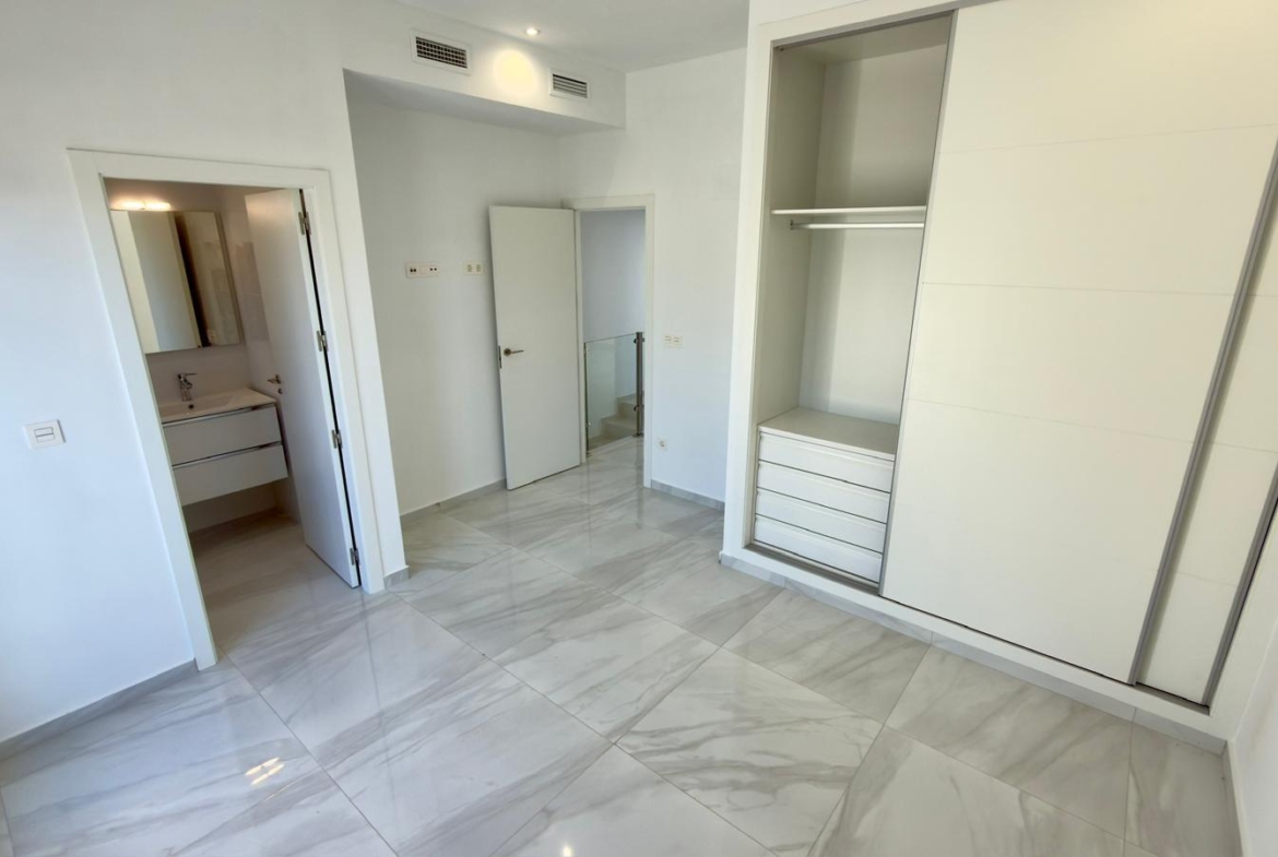 Exclusive villa in Polop with mountain views