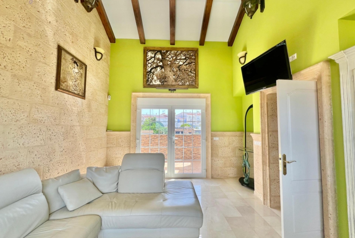 LUXURY AND LIGHT IN LOS BALCONES: YOUR VILLA WITH PRIVATE POOL AND HIGH POTENTIAL