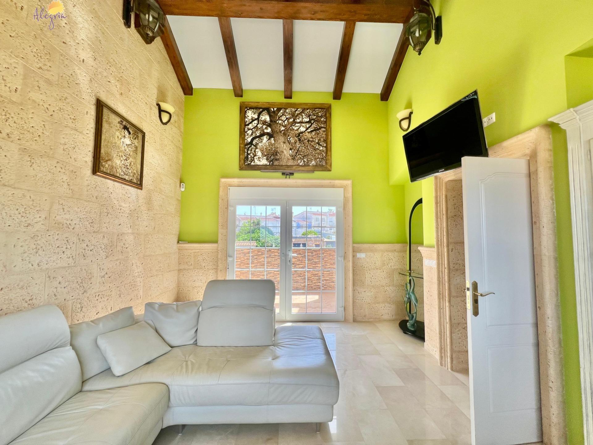 LUXURY AND LIGHT IN LOS BALCONES: YOUR VILLA WITH PRIVATE POOL AND HIGH POTENTIAL