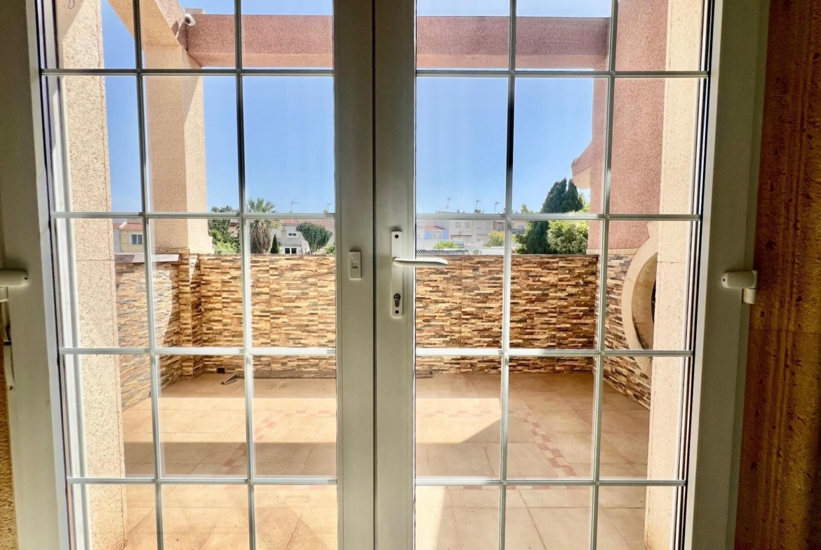 LUXURY AND LIGHT IN LOS BALCONES: YOUR VILLA WITH PRIVATE POOL AND HIGH POTENTIAL