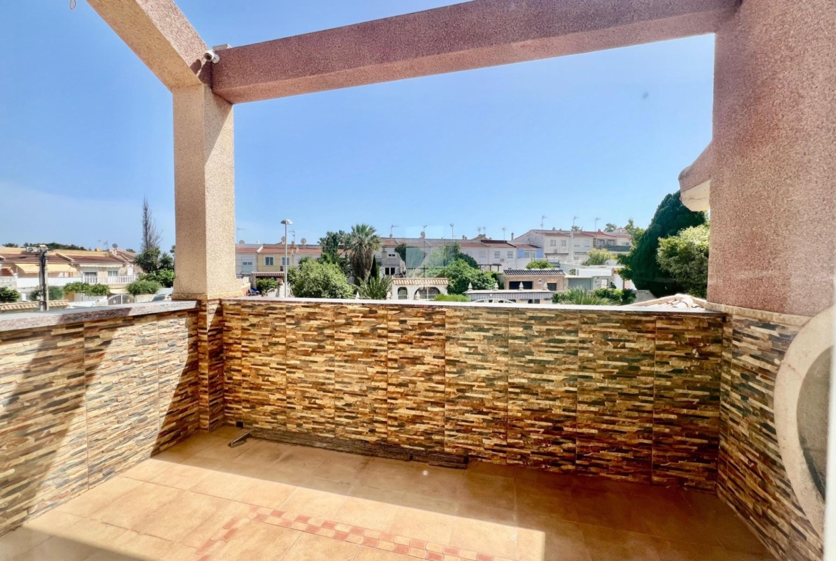 LUXURY AND LIGHT IN LOS BALCONES: YOUR VILLA WITH PRIVATE POOL AND HIGH POTENTIAL
