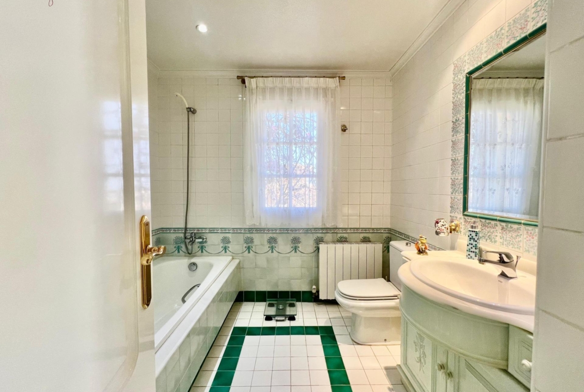 LUXURY AND LIGHT IN LOS BALCONES: YOUR VILLA WITH PRIVATE POOL AND HIGH POTENTIAL