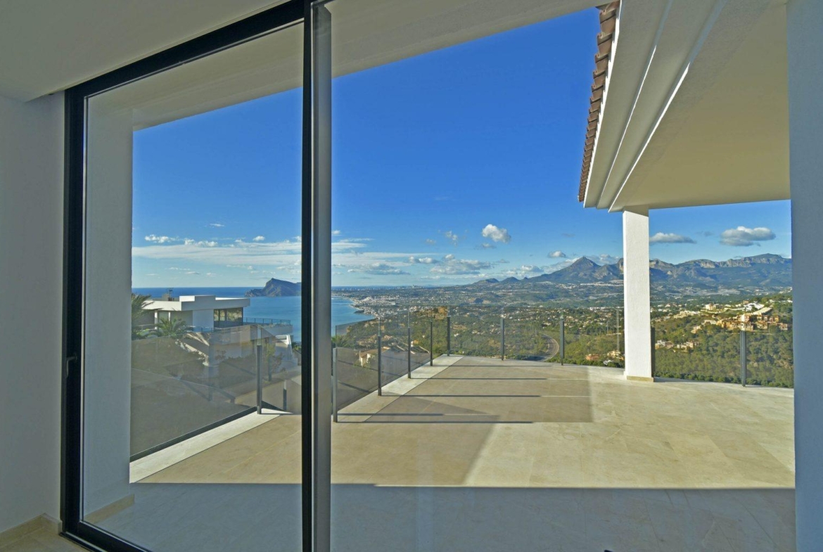 Luxury villa with views of the sea and the mountains