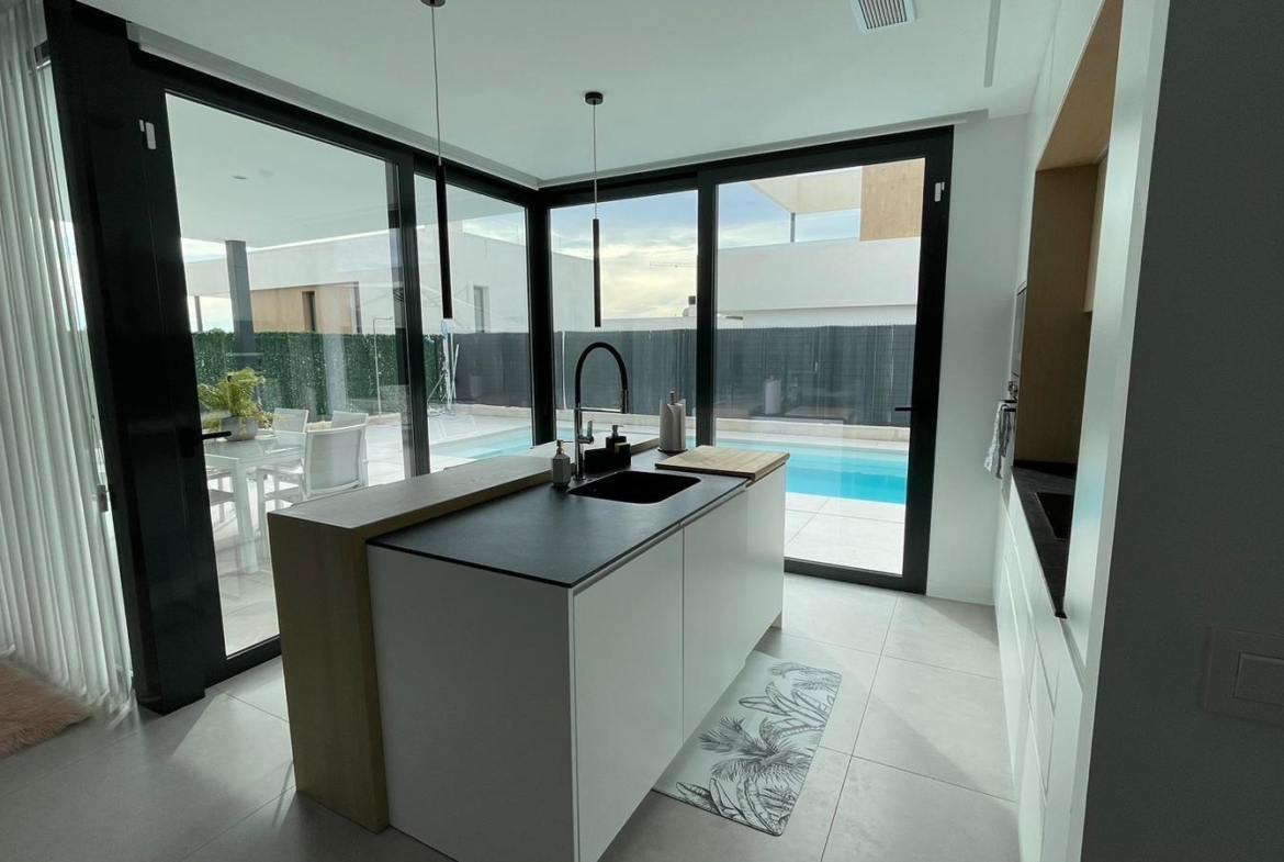 SPECTACULAIR MODERN TORN KEY VILLA